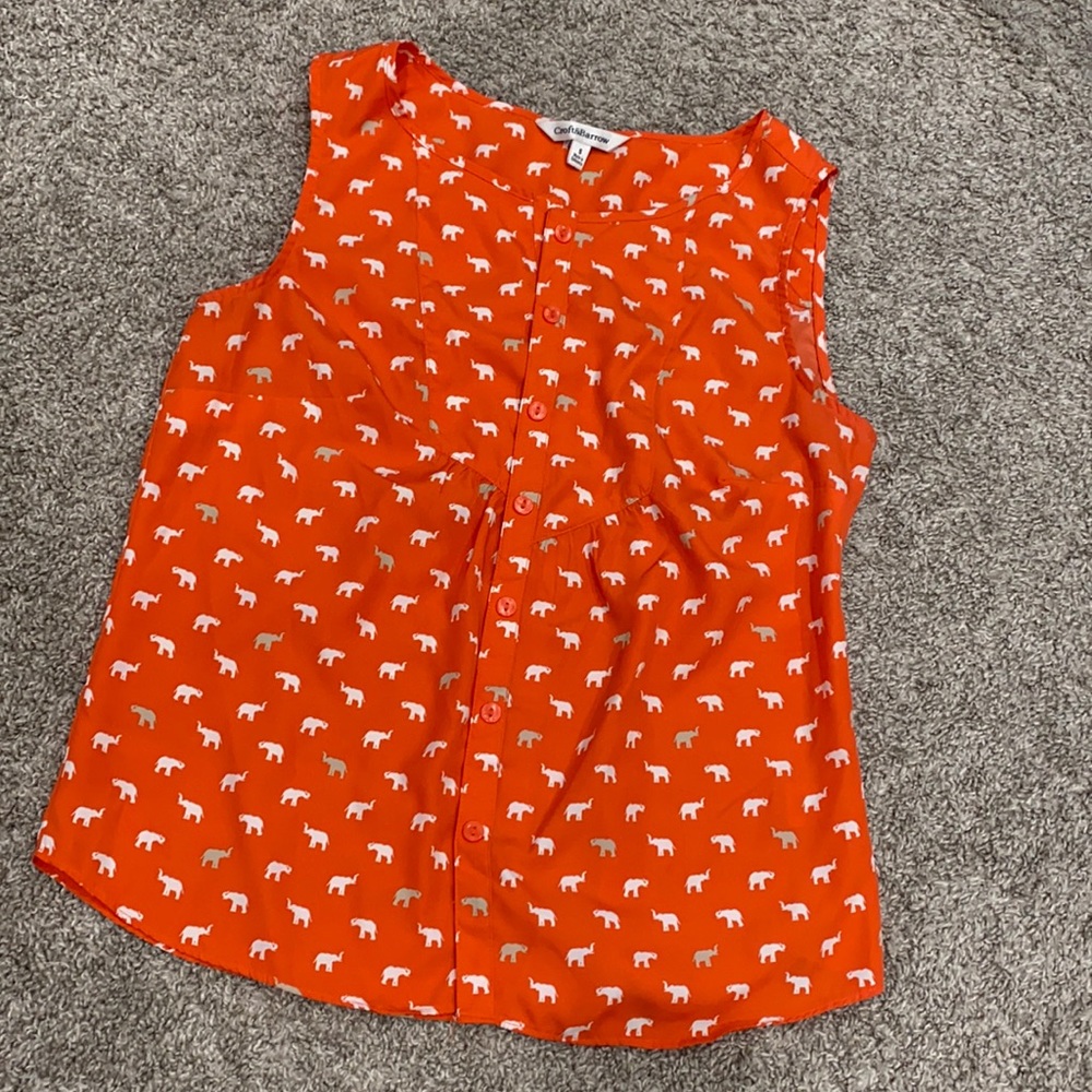 Elegant sleeveless button up top 🤩